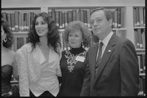 Cher і Bob Mackie: пір’я, кристали й інженерія сценічного костюма
